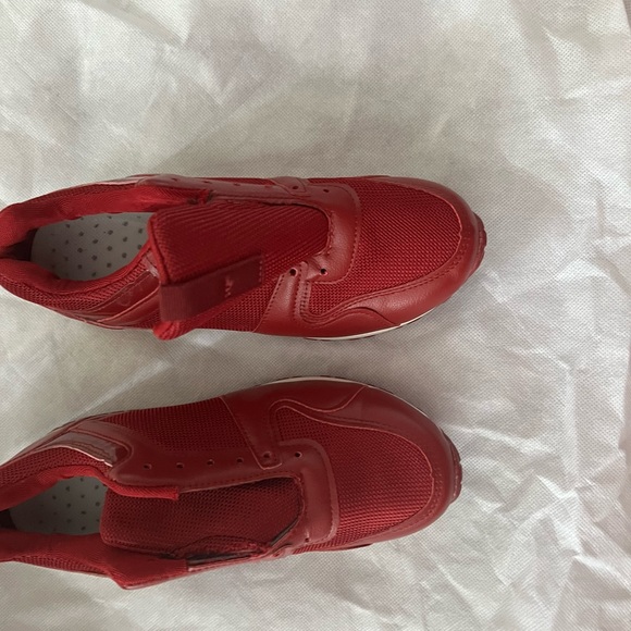 Beautiful new sneakers - Picture 3 of 3